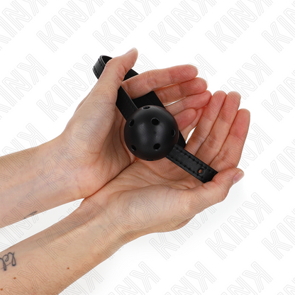 Detalhe da Mordaça Bola Respirável Preta KINK Simplicity, mostrando a bola de 4,5cm e a tira ajustável.