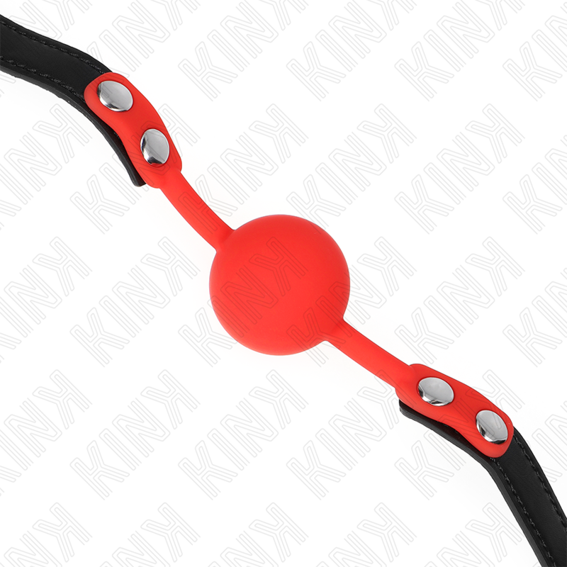 Close-up da KINK Mordaça Bola Silicone Vermelha 4 cm, mostrando a textura do silicone e a tira ajustável.