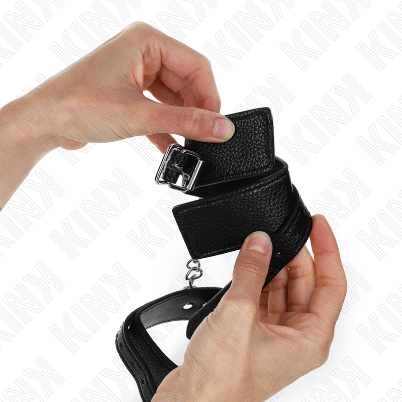 Pulseira BDSM KINK Cobra Ajustável Preta, detalhe do fecho e material.