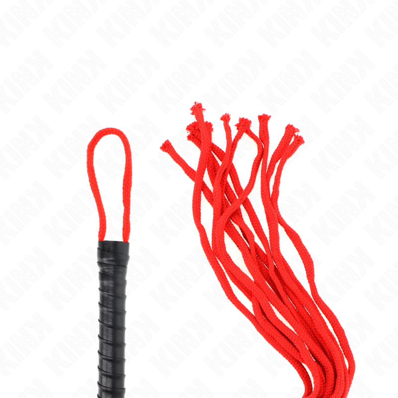 Close-up do Chicote de Corda Vermelho KINK de 56 cm, mostrando a textura e design ergonómico.