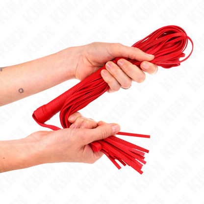 Chicote PVC Macio Vermelho KINK 70 CM com detalhes da textura e punho.