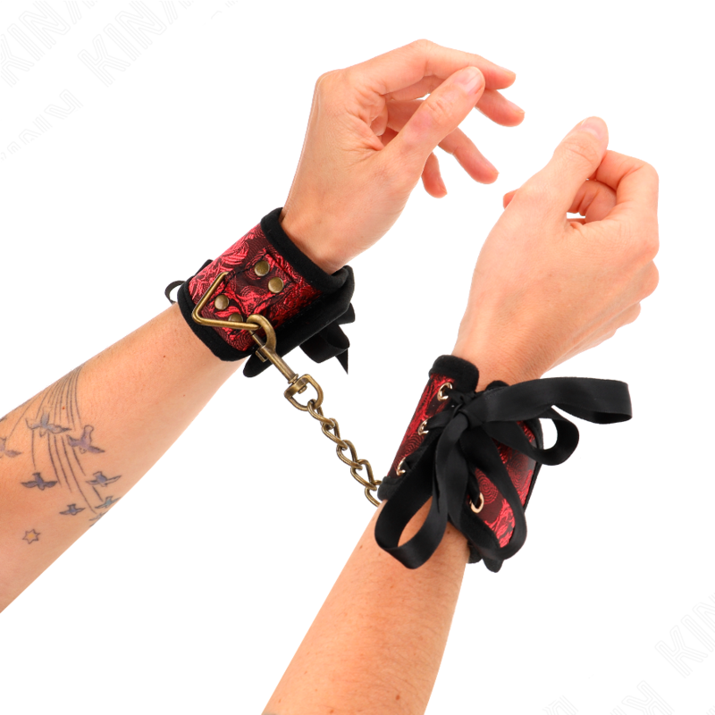 KINK Almofadas de Pulso Scandal em renda vermelho-preto, exibindo os detalhes e o design elegante para BDSM.