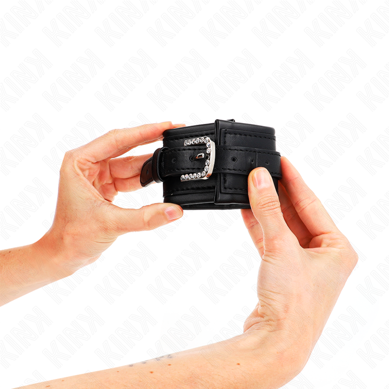 Retenções de pulso KINK com fivela de rhinestone preto, ajustáveis para BDSM.