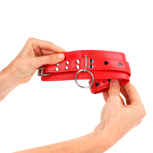Pulseira BDSM KINK Vermelha com Inserção de Coração Preto, ajustável para pulsos.
