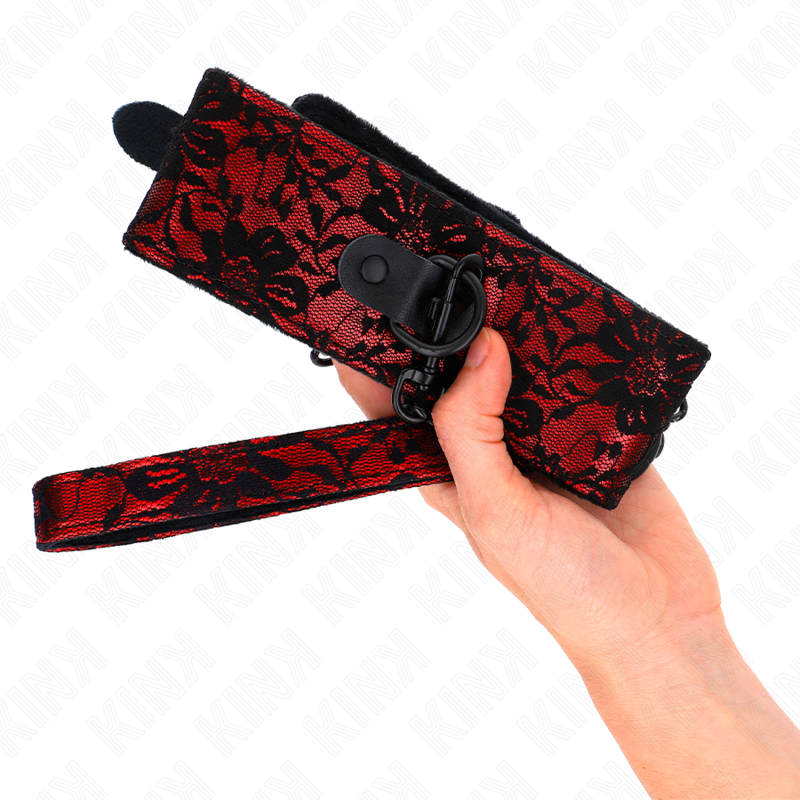 Detalhe do Colar de Renda KINK com Cinto de Couro Real, ajustável e elegante para BDSM.
