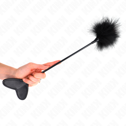 KINK Penas de Cócegas com Pá de Coração 31 CM, detalhe das penas e da pá em formato de coração.