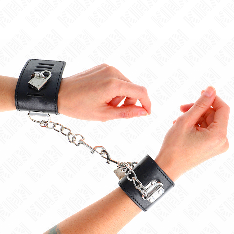 Close-up da Pulseira KINK com Fecho de Cadeado Ajustável Preta, destacando o design e o mecanismo de fecho.