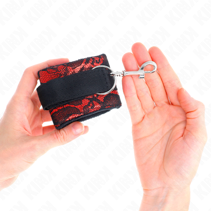 Punhos KINK de Renda Veludo Curto e Nylon Vermelho/Preto, com 23x6,5cm, para BDSM e bondage.