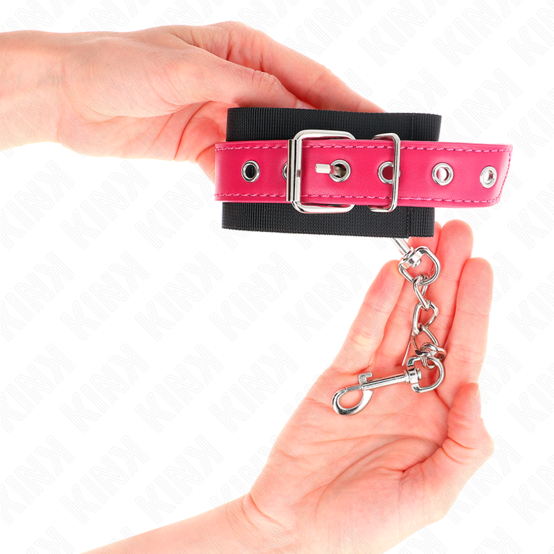 Close-up dos Punhos de Nylon KINK com Cinto de Couro Raspberry Rose, mostrando o material e a fivela ajustável.