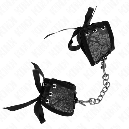 Close-up da Pulseira KINK Scandal com Detalhes de Renda Preta, mostrando a textura da renda e o design elegante.