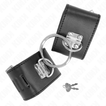 KINK Pulseira de Pulso Fixa Preta com Anel D e Cadeado, mostrando o ajuste e detalhes do fecho.