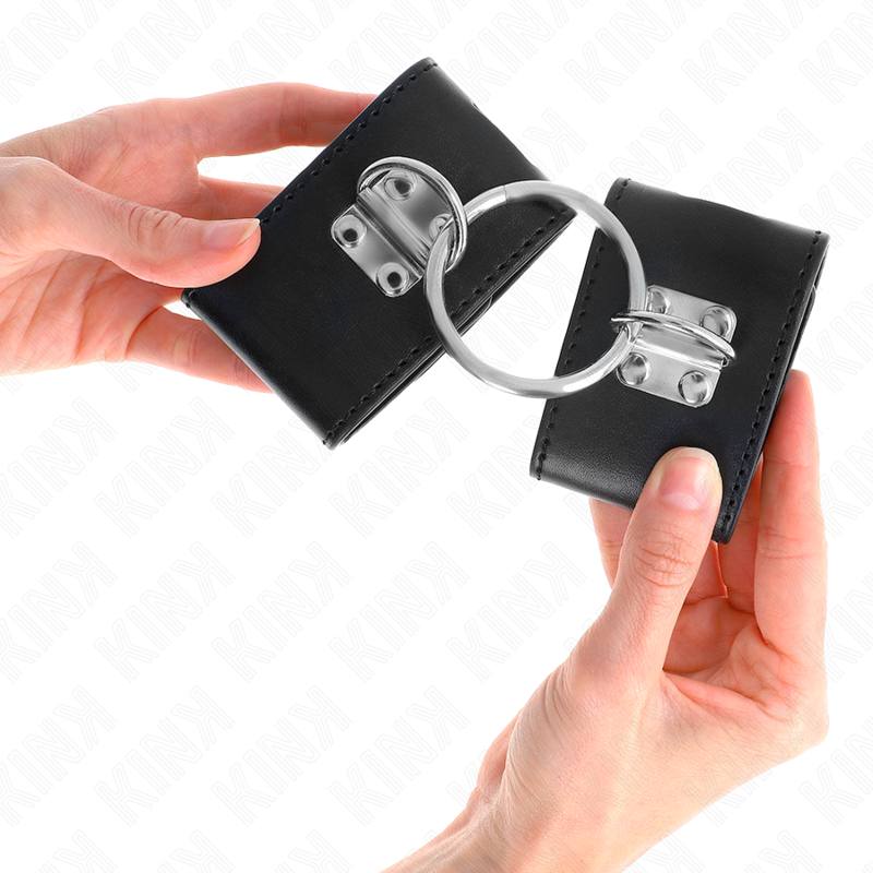 KINK Pulseira de Pulso Fixa Preta com Anel D e Cadeado, mostrando o ajuste e detalhes do fecho.