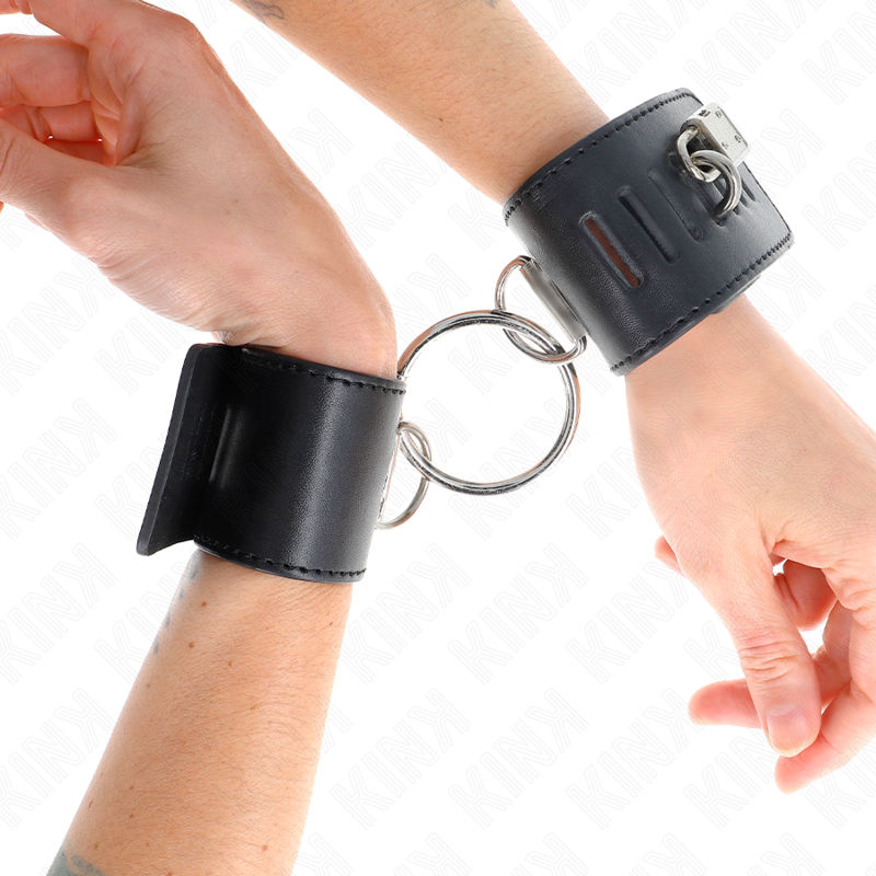 KINK Pulseira de Pulso Fixa Preta com Anel D e Cadeado, mostrando o ajuste e detalhes do fecho.