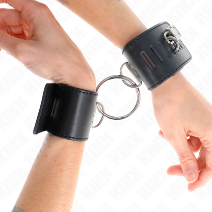 KINK Pulseira de Pulso Fixa Preta com Anel D e Cadeado, mostrando o ajuste e detalhes do fecho.