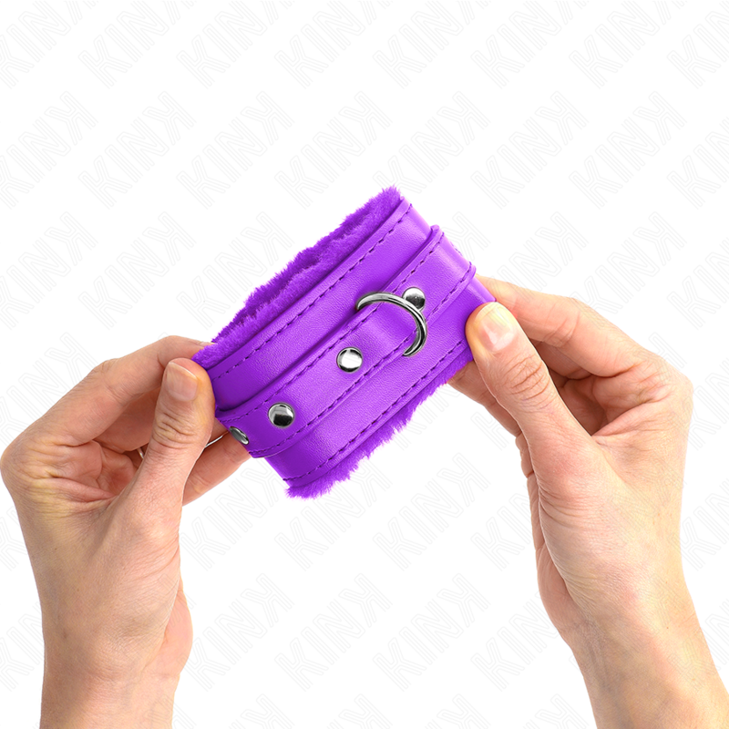 Close-up da Pulseira de Contenção KINK em Pele Premium Roxo com Cinto Ajustável.