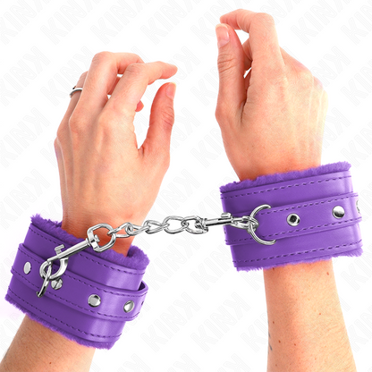 Close-up da Pulseira de Contenção KINK em Pele Premium Roxo com Cinto Ajustável.