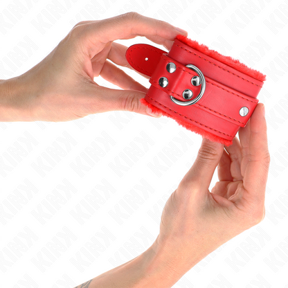 KINK Algema de Pulso com Forro de Couro Vermelho e Cinto Ajustável, ideal para contenção BDSM estilosa e segura.