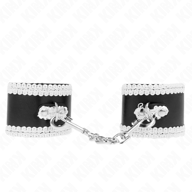 KINK Pulseira BDSM Preta com Renda Branca Ajustável, detalhe do design e fecho.