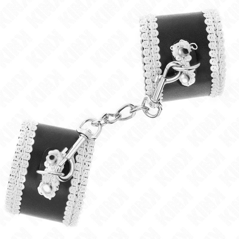 KINK Pulseira BDSM Preta com Renda Branca Ajustável, detalhe do design e fecho.