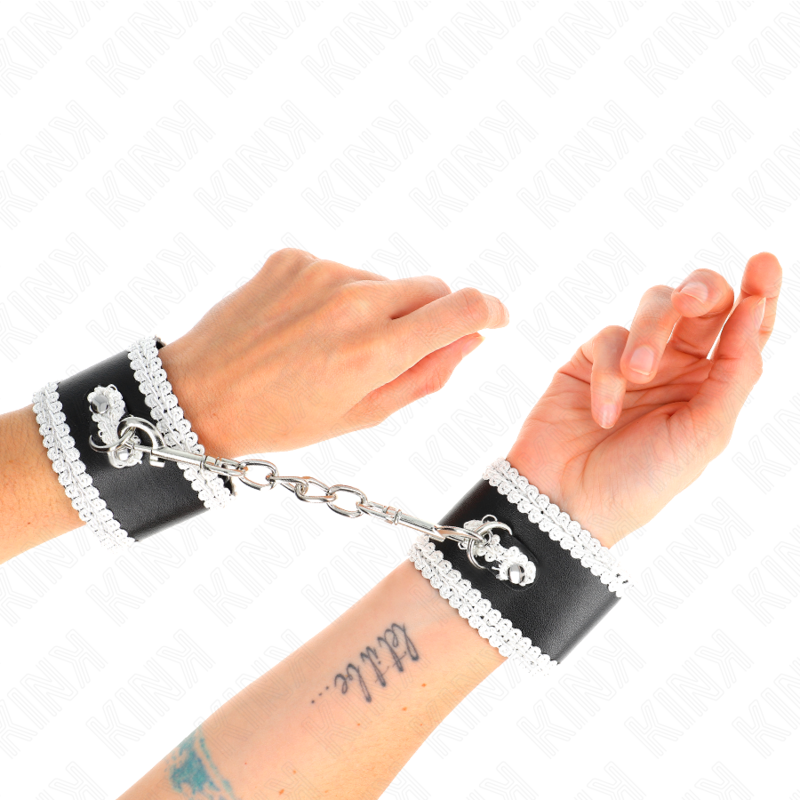 KINK Pulseira BDSM Preta com Renda Branca Ajustável, detalhe do design e fecho.