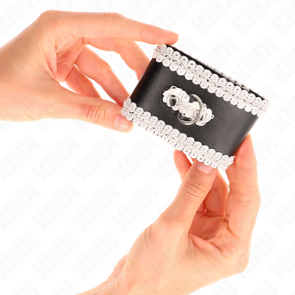 KINK Pulseira BDSM Preta com Renda Branca Ajustável, detalhe do design e fecho.