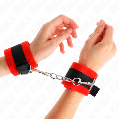 Algemas de pulso de pele KINK em preto e vermelho, ideais para iniciantes em BDSM, com fivelas e anéis D.