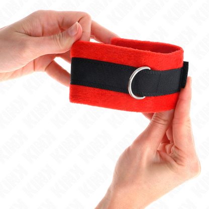 Algemas de pulso de pele KINK em preto e vermelho, ideais para iniciantes em BDSM, com fivelas e anéis D.