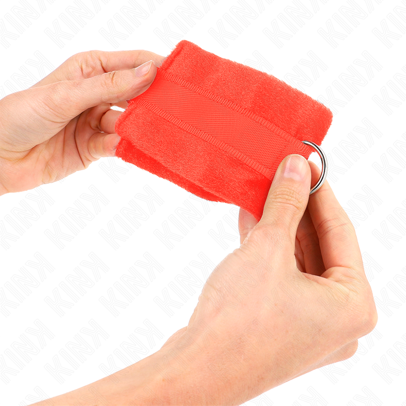 KINK Algemas de Pulso em Pele Iniciante Vermelho 30x7cm para BDSM, mostrando detalhes do material e fecho.