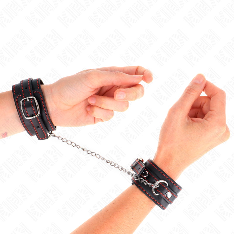 Punhos KINK pretos ajustáveis com forro vermelho para BDSM, exibindo o design e o material de alta qualidade.