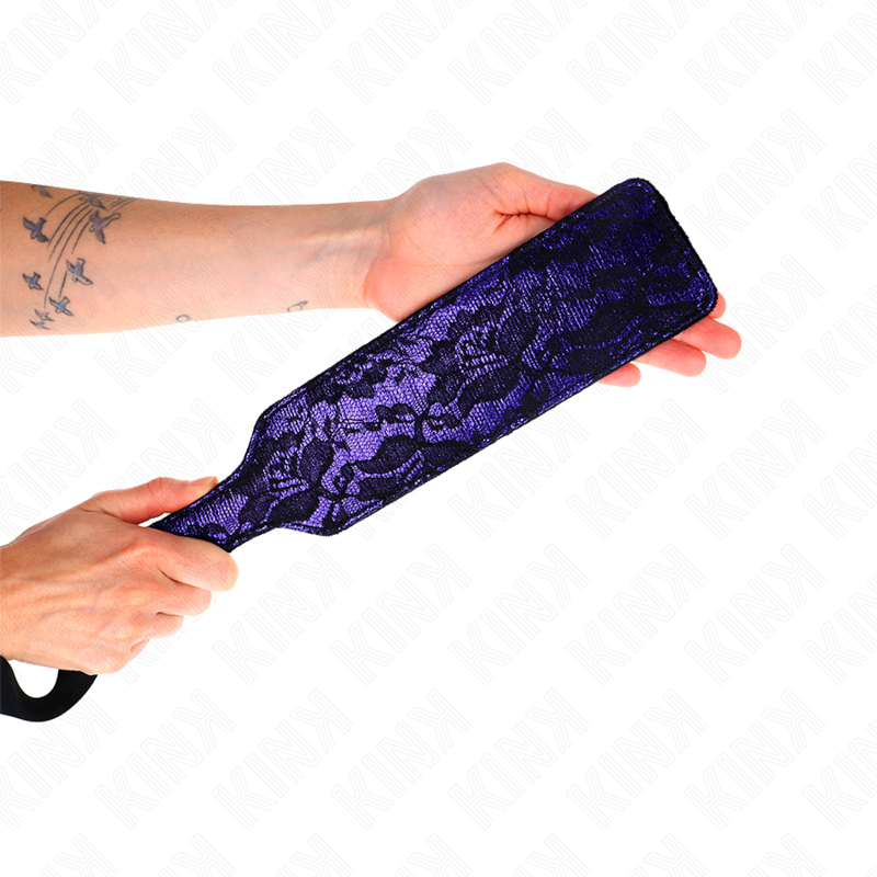 Paleta de Couro KINK Scandal Design 37 x 7 cm, ideal para brincadeiras BDSM de impacto e controlo, mostrando textura do couro.