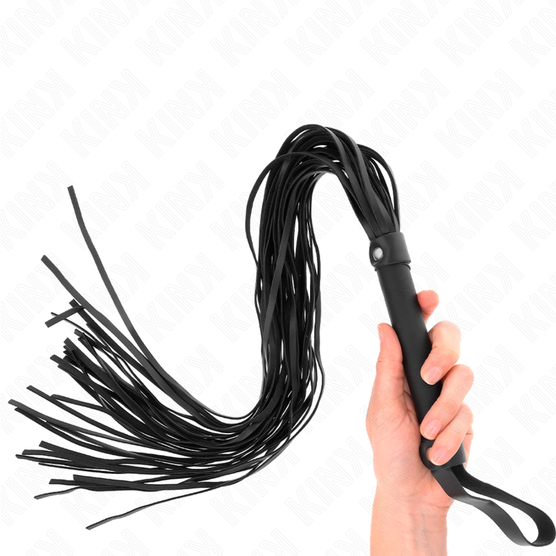 Close-up do Chicote KINK Imitação de Pele de Ovelha 60 cm, destacando sua textura suave e design elegante para jogos BDSM.