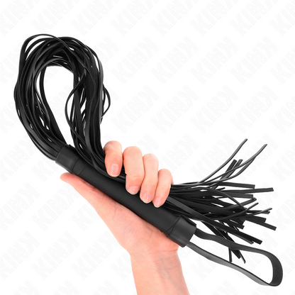 Close-up do Chicote KINK Imitação de Pele de Ovelha 60 cm, destacando sua textura suave e design elegante para jogos BDSM.