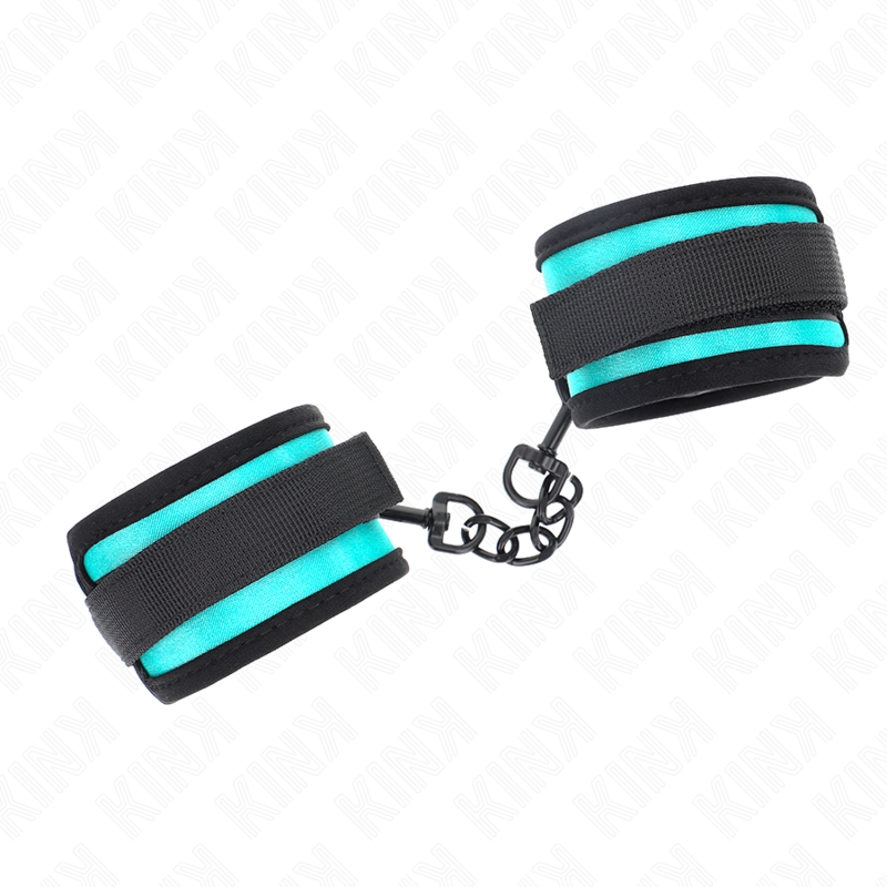 Algema de pulso KINK em nylon preto e azul ajustável para sessões BDSM, vista de perto.