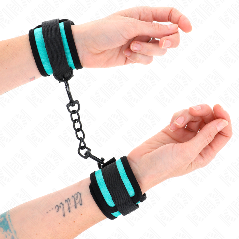 Algema de pulso KINK em nylon preto e azul ajustável para sessões BDSM, vista de perto.