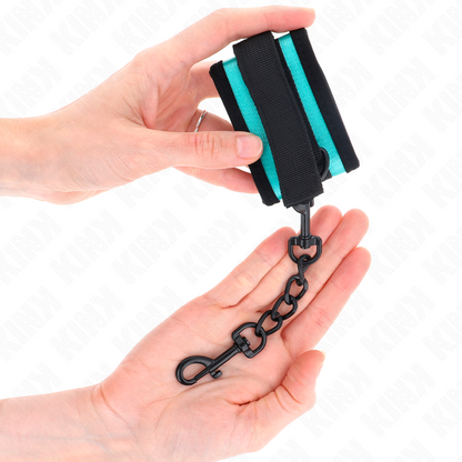 Algema de pulso KINK em nylon preto e azul ajustável para sessões BDSM, vista de perto.