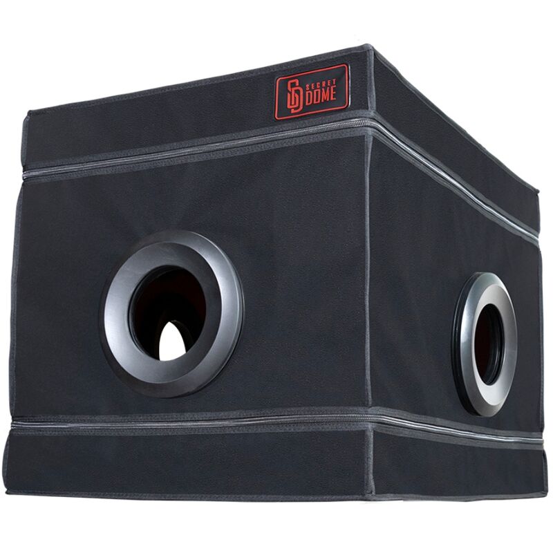 Cabine BDSM Secret Dome Kink Club La Niche em preto e vermelho para experiências de contenção.