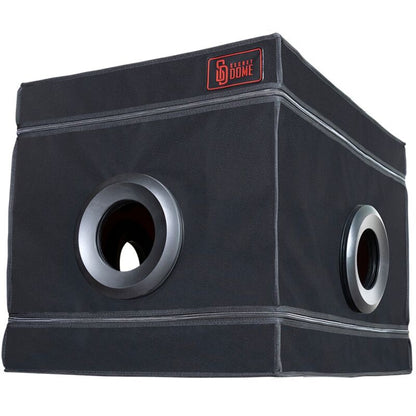 Cabine BDSM Secret Dome Kink Club La Niche em preto e vermelho para experiências de contenção.
