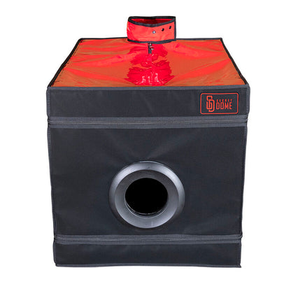 Cabine BDSM Secret Dome Kink Club La Niche em preto e vermelho para experiências de contenção.