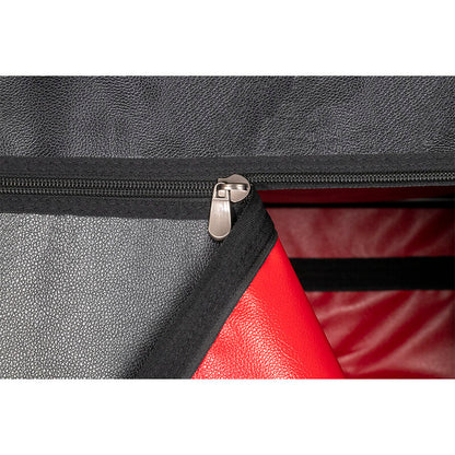 Cabine BDSM Secret Dome Kink Club La Niche em preto e vermelho para experiências de contenção.