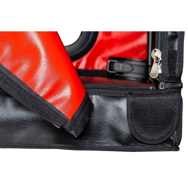 Cabine BDSM Secret Dome Kink Club La Niche em preto e vermelho para experiências de contenção.