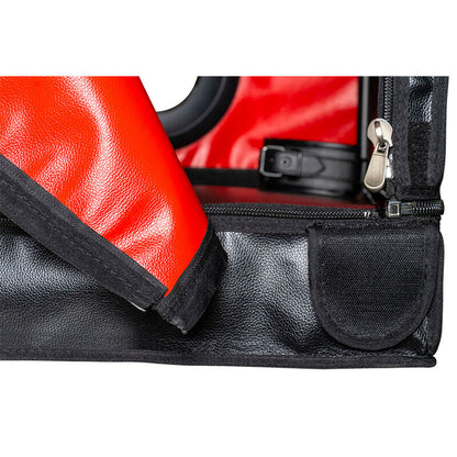 Cabine BDSM Secret Dome Kink Club La Niche em preto e vermelho para experiências de contenção.
