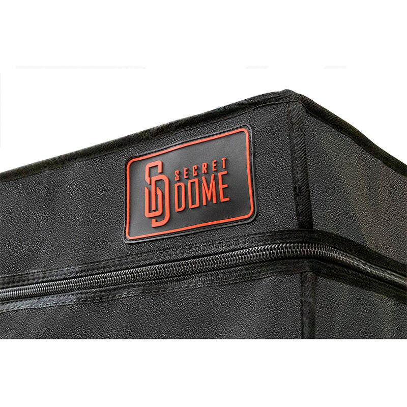 Close-up da Cabine Bukkake Kink Club SECRET DOME Preto e Vermelho, mostrando detalhes da estrutura e acessórios.