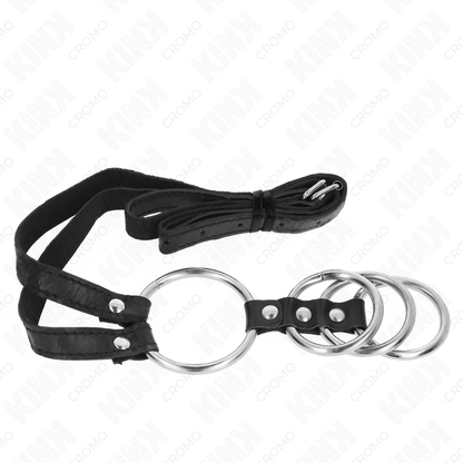 Close-up dos 4 anéis de metal KINK conectados com cinto de couro para BDSM.