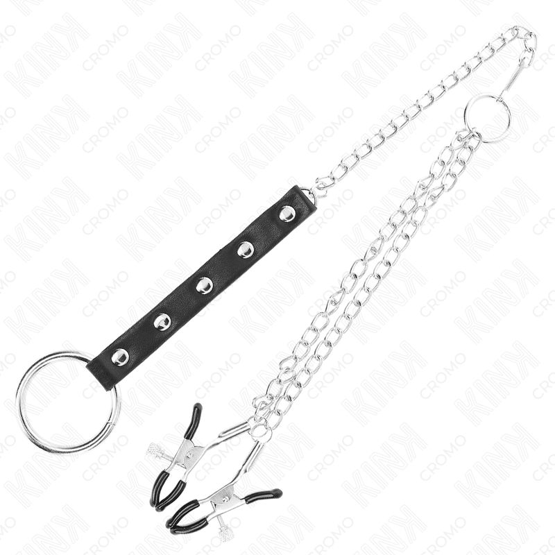 Anel de pênis KINK de metal com corrente e grampos de mamilo ajustáveis para sessões BDSM intensas.