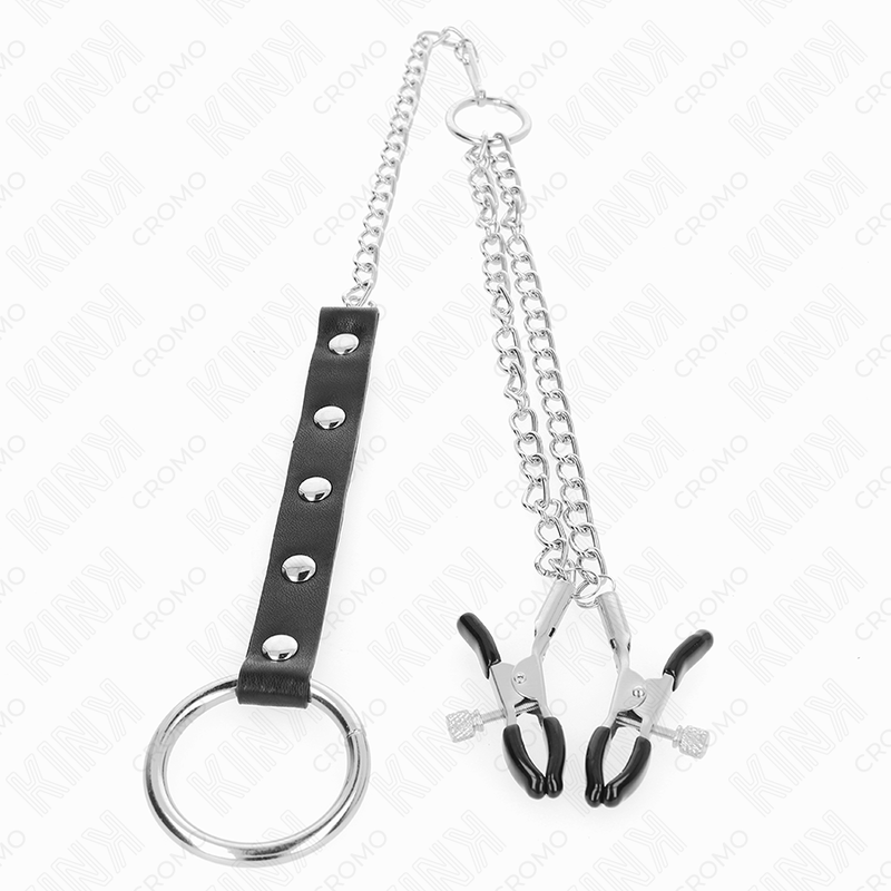 Anel de pênis KINK de metal com corrente e grampos de mamilo ajustáveis para sessões BDSM intensas.