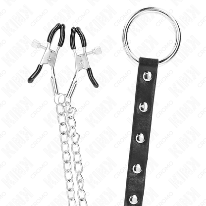 Anel de pênis KINK de metal com corrente e grampos de mamilo ajustáveis para sessões BDSM intensas.