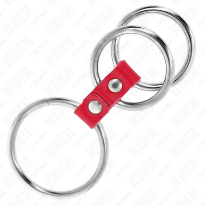 Close-up do KINK Anel Peniano Triplo de Metal com Couro Vermelho, mostrando seus materiais e design.