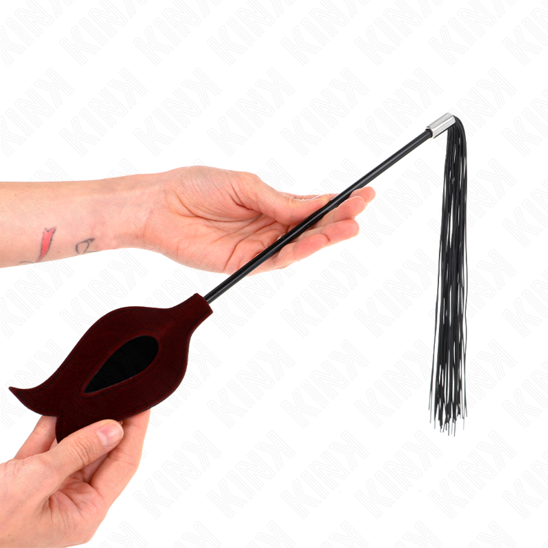 Close-up do Chicote de Borla de Silicone KINK Forma de Rosa 45 CM, mostrando seu design elegante e textura suave.