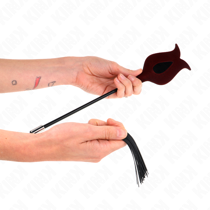 Close-up do Chicote de Borla de Silicone KINK Forma de Rosa 45 CM, mostrando seu design elegante e textura suave.