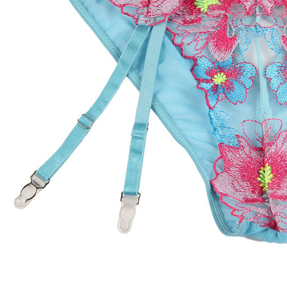 Conjunto de lingerie floral azul SUBBLIME com sutiã, calcinha e cinto-liga.